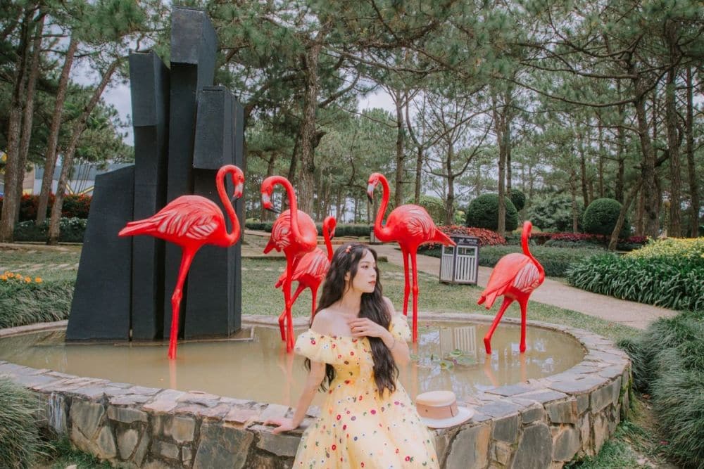 Vườn Hồng Hạc có nhiều mô hình chim hồng hạc duyên dáng, nổi bật để bạn chụp ảnh